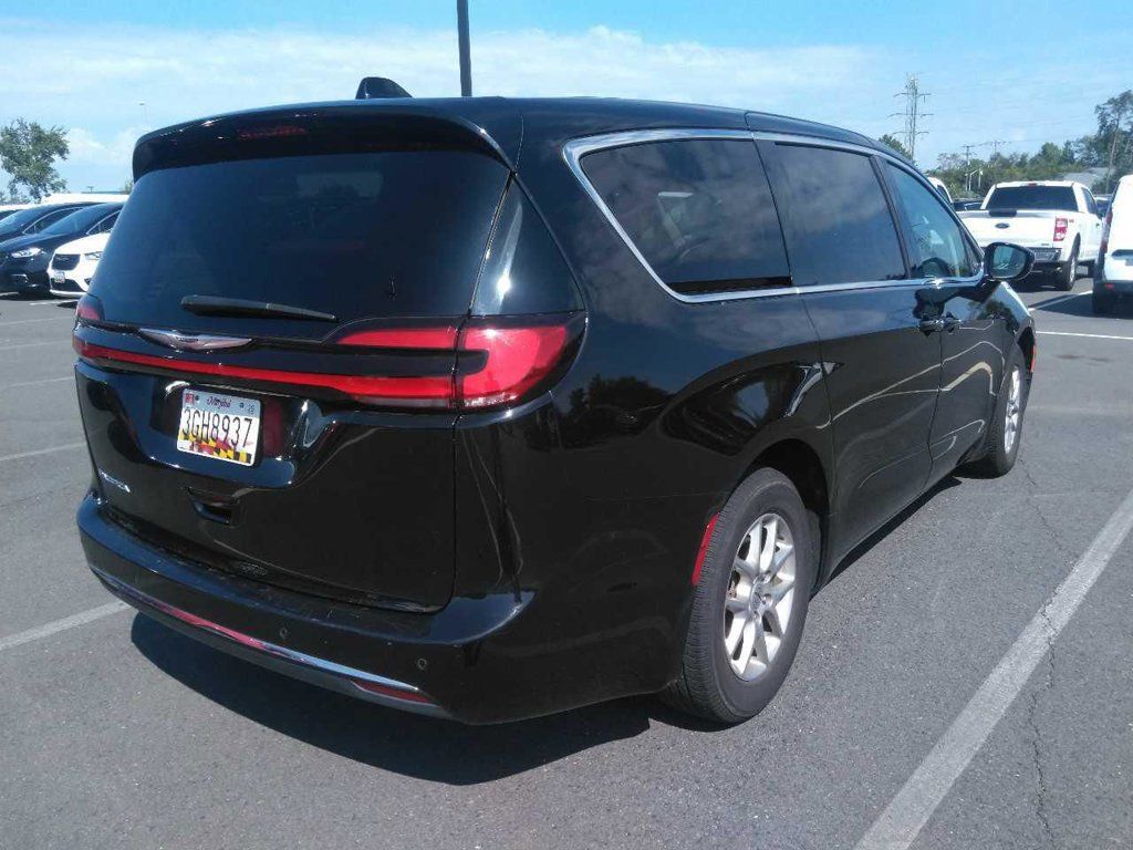 Used 2024 Chrysler Pacifica Touring-L FWD image 4