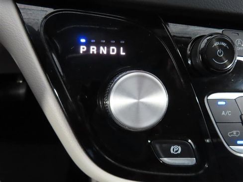 Used 2024 Chrysler Pacifica Touring-L FWD image 24