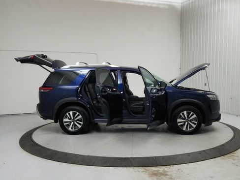 Used 2025 Nissan Pathfinder SL FWD image 16