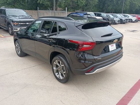 Used 2025 Chevrolet Trax LT w/ LT Convenience Package FWD image 8