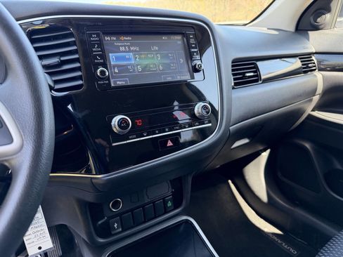 Used 2020 Mitsubishi Outlander ES image 23