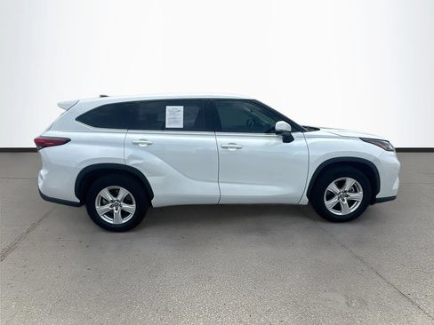Used 2022 Toyota Highlander LE FWD image 8