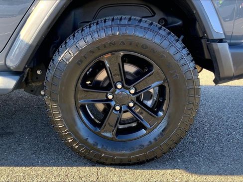 Used 2020 Jeep Wrangler Unlimited Sahara image 9