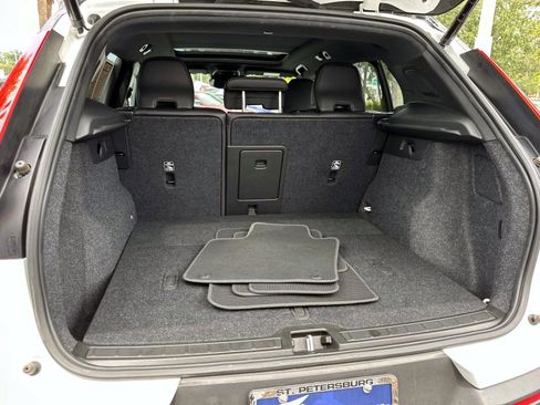 Used 2022 Volvo XC40 T5 R-Design image 11