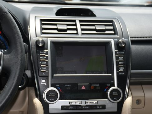 Used 2014 Toyota Camry XLE w/ Leather Package FWD image 17