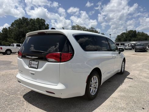 Used 2023 Chrysler Voyager LX FWD image 10