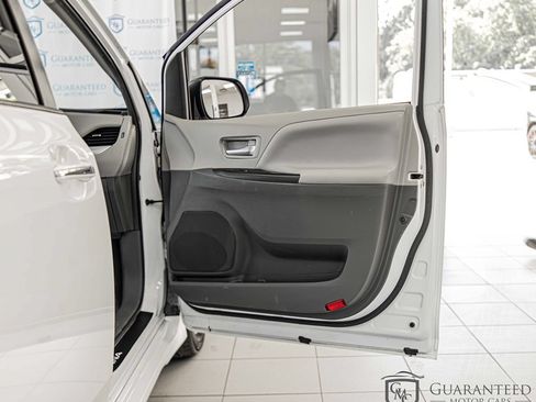 Used 2020 Toyota Sienna LE w/ LE Preferred Package FWD image 36