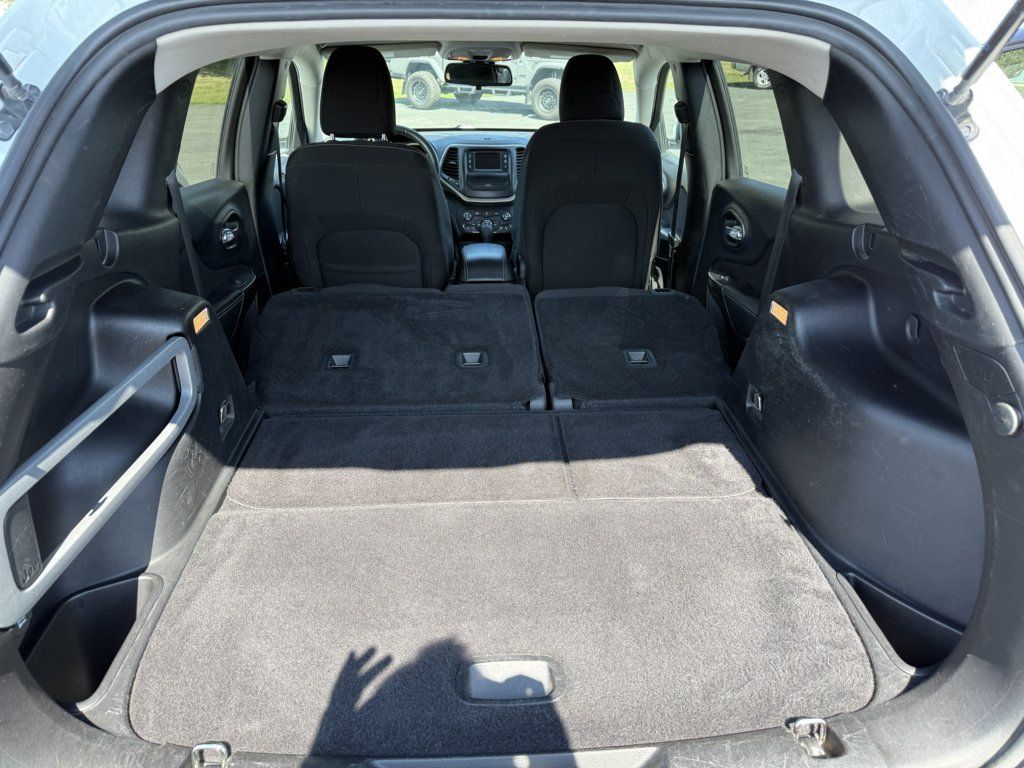 Used 2016 Jeep Cherokee Latitude AWD/4WD image 15