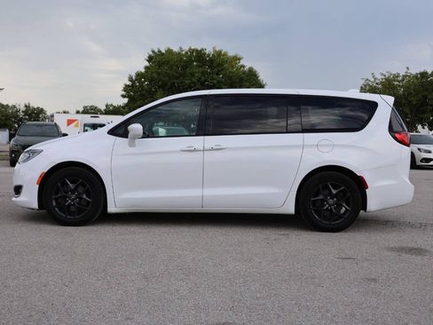 Used 2018 Chrysler Pacifica Touring Plus w/ S Appearance Package FWD image 8