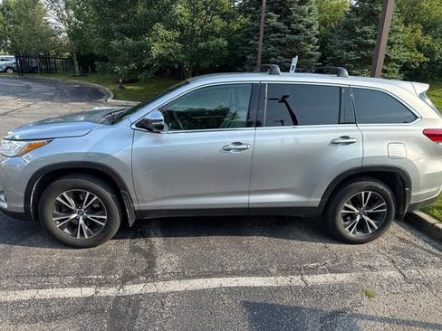 Used 2019 Toyota Highlander LE FWD image 3