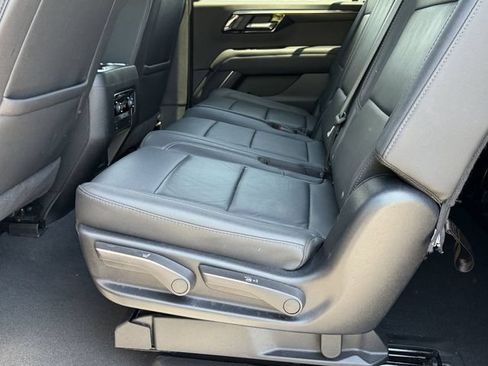 Used 2025 Chevrolet Suburban Z71 AWD/4WD image 17