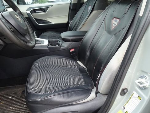 Used 2019 Toyota RAV4 XLE image 7