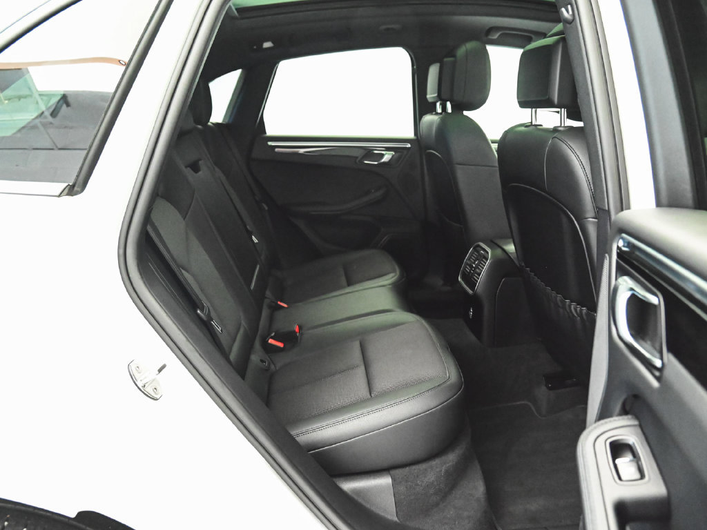 Used 2023 Porsche Macan AWD/4WD image 39
