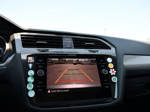 Used 2021 Volkswagen Tiguan SE w/ Panoramic Sunroof Package FWD image 17