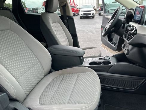 Used 2020 Ford Escape SE image 17