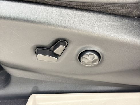 Used 2024 Chrysler Pacifica Touring-L FWD image 13
