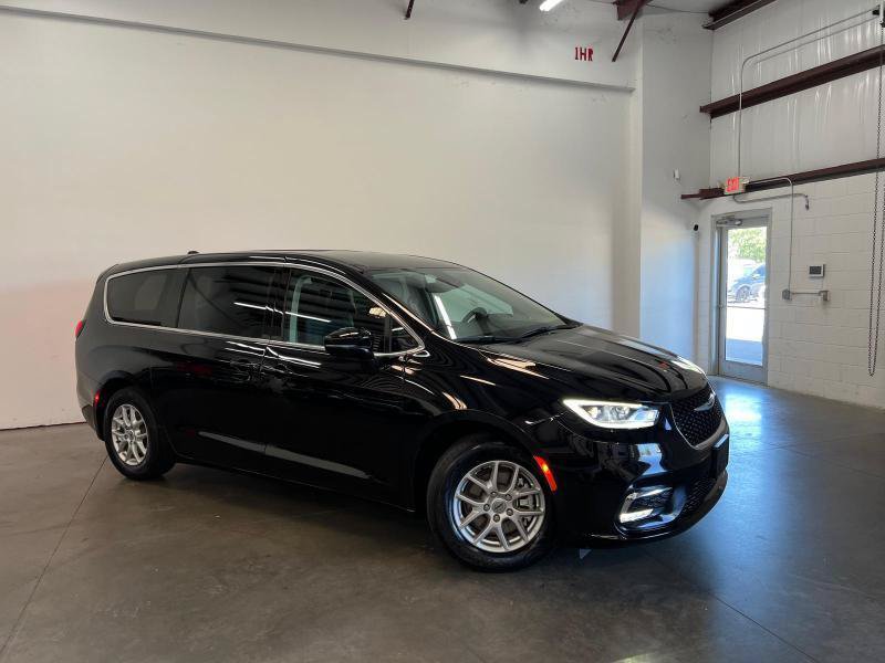 Used 2024 Chrysler Pacifica Touring-L FWD image 31