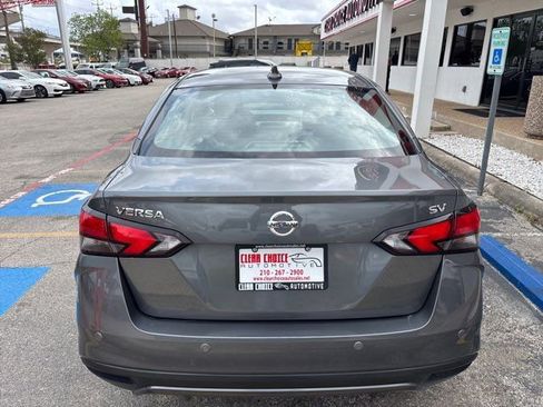 Used 2022 Nissan Versa SV image 4