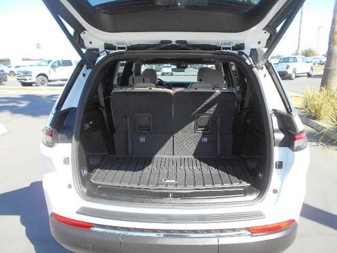 Used 2024 Jeep Grand Cherokee L Limited w/ Luxury Tech Group II AWD/4WD image 17