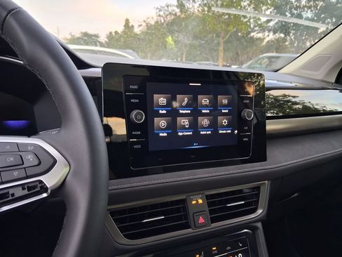 New 2026 Volkswagen Taos SE FWD image 9