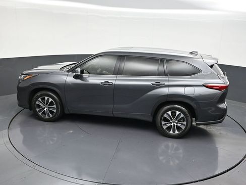 Used 2022 Toyota Highlander XLE FWD image 17