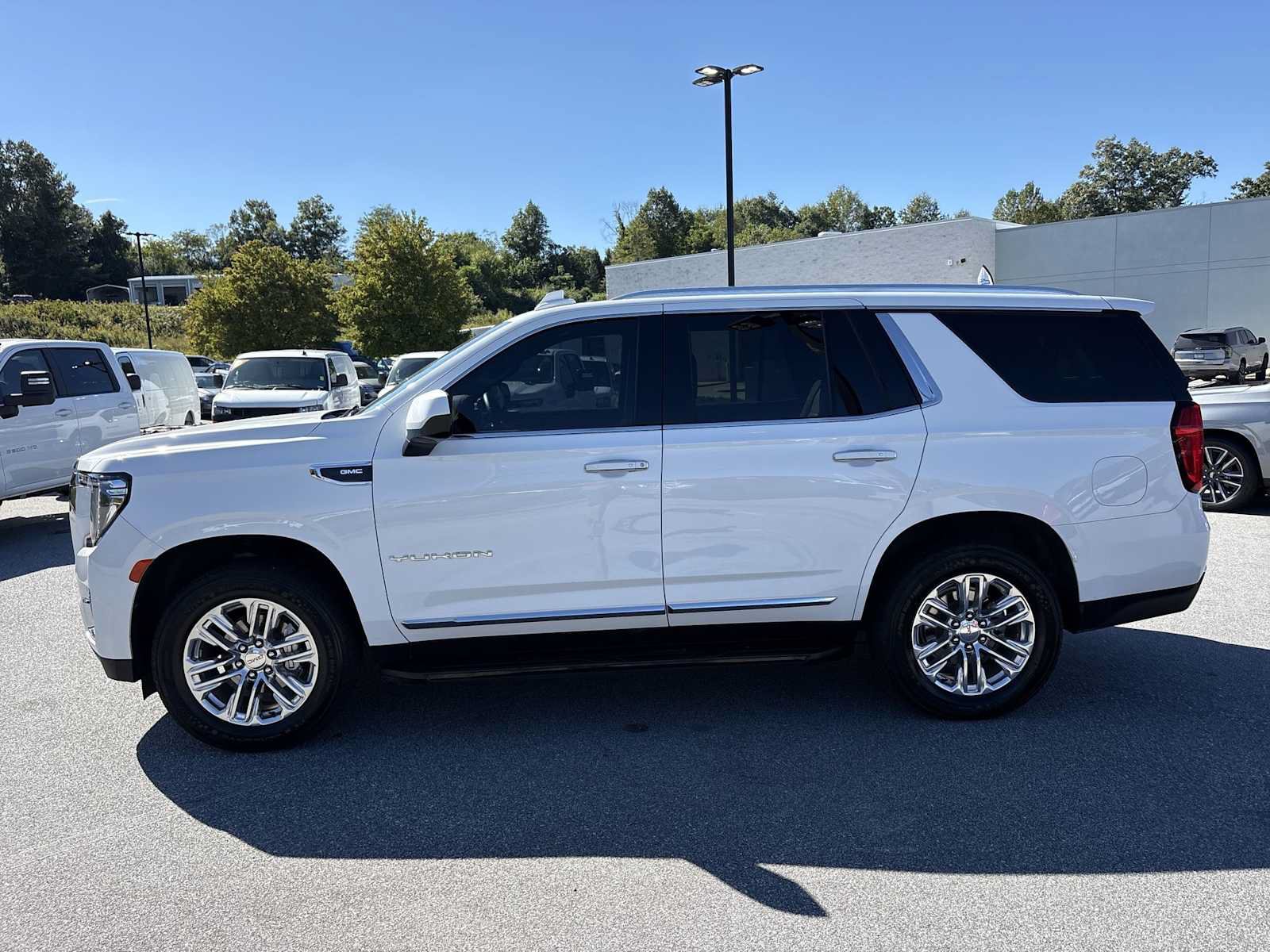 Used 2024 GMC Yukon SLT RWD image 9