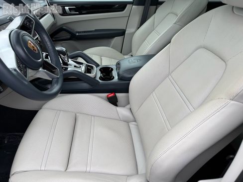 Used 2022 Porsche Cayenne Base image 12