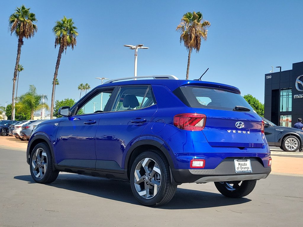Used 2023 Hyundai Venue Limited FWD image 2