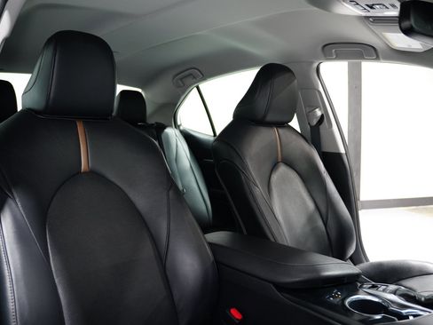 Used 2020 Toyota Camry XLE image 14