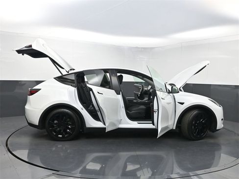 Used 2024 Tesla Model Y Long Range image 34