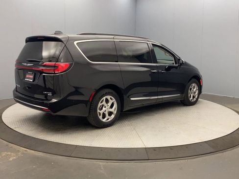Used 2022 Chrysler Pacifica Limited w/ Uconnect Theater Family Group AWD/4WD image 5
