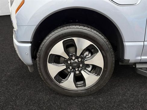 Used 2022 Ford F150 Lightning Platinum image 16