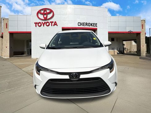 Used 2023 Toyota Corolla LE image 2