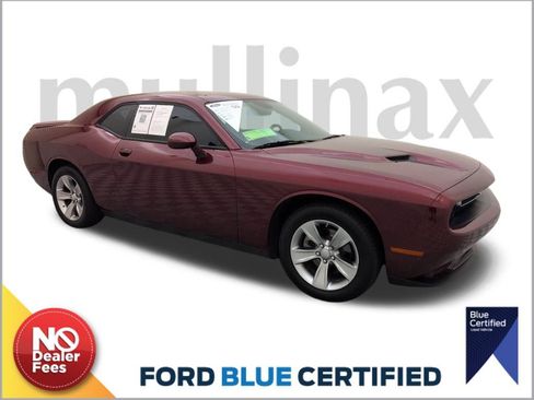 Used 2022 Dodge Challenger SXT image 1