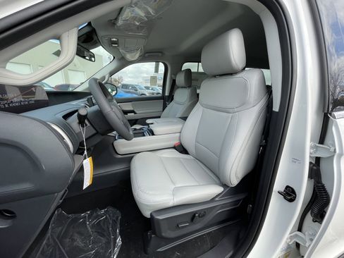 New 2026 Ford Expedition Active image 7