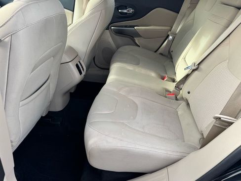 Used 2019 Jeep Cherokee Latitude w/ Popular Appearance Group image 11