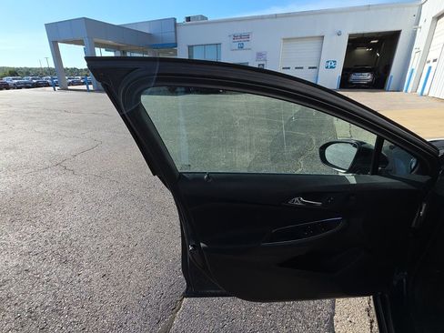 Used 2017 Chevrolet Cruze LT w/ Convenience Package FWD image 7