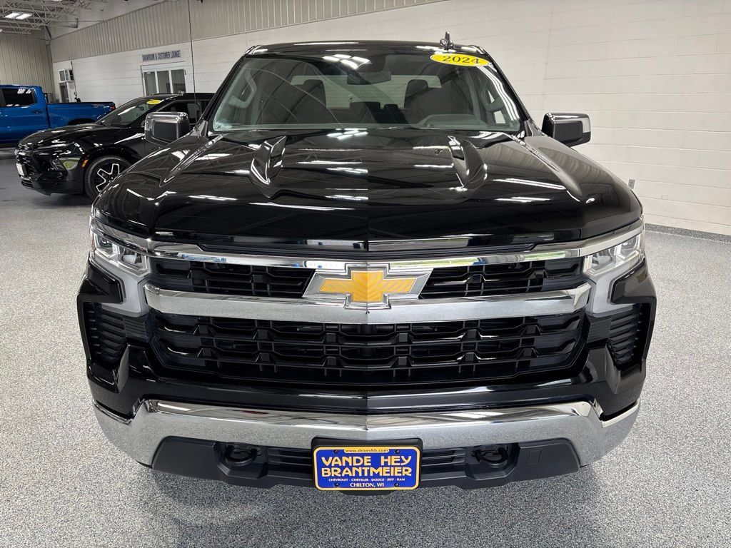 Used 2024 Chevrolet Silverado 1500 LT AWD/4WD image 2