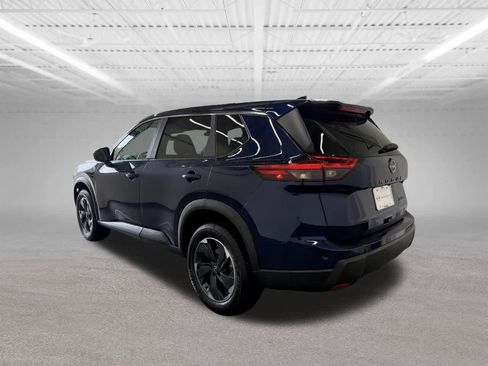 Used 2024 Nissan Rogue SV image 3