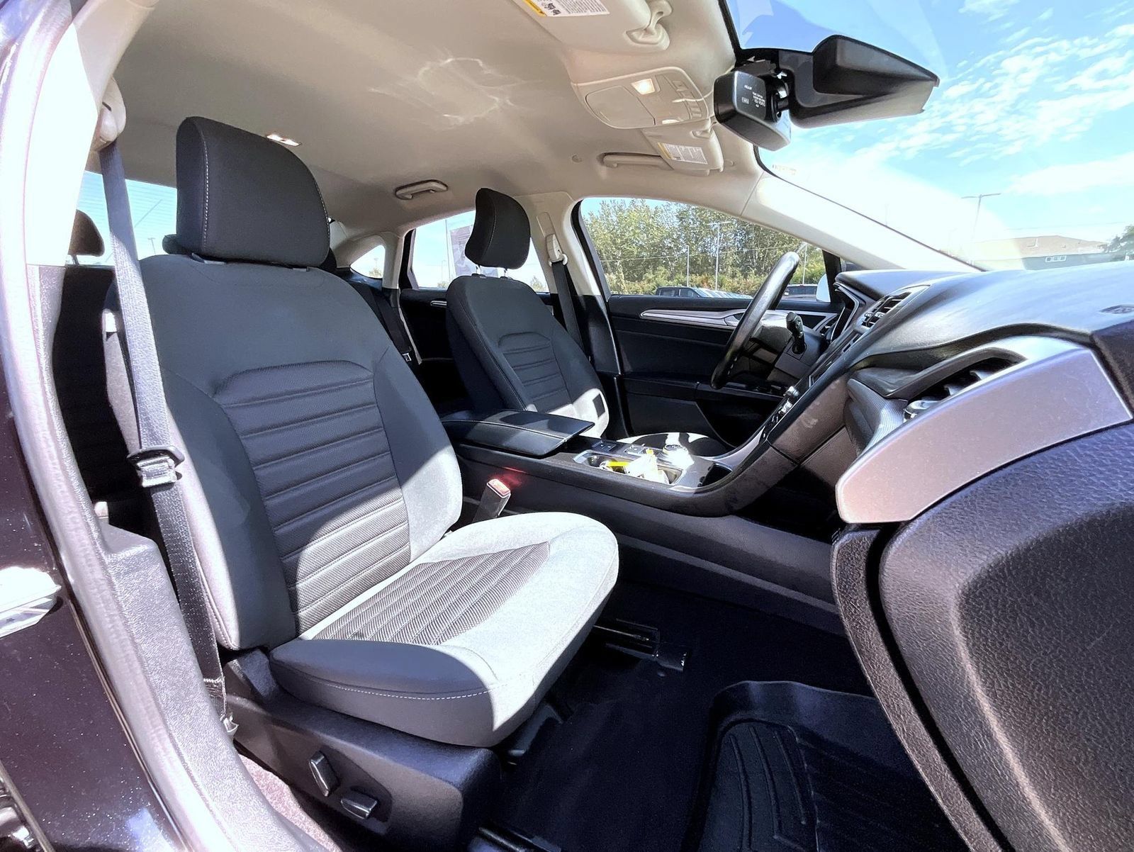 Used 2019 Ford Fusion SE FWD image 17