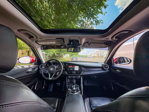 Used 2019 Alfa Romeo Giulia AWD image 2