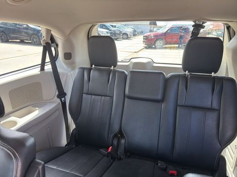 Used 2014 Chrysler Town & Country Touring FWD image 5
