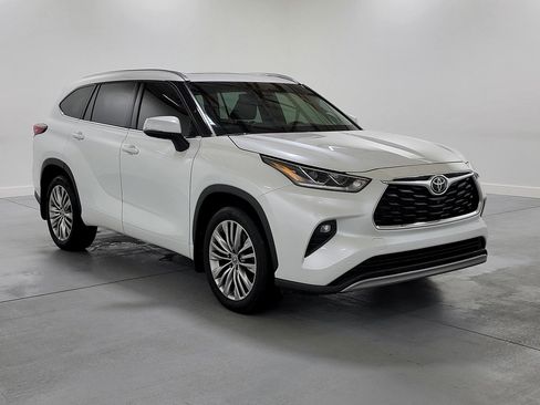 Certified 2022 Toyota Highlander Platinum image 2