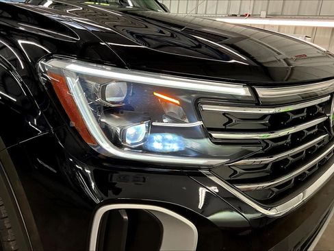 Used 2025 Volkswagen Atlas SE image 30