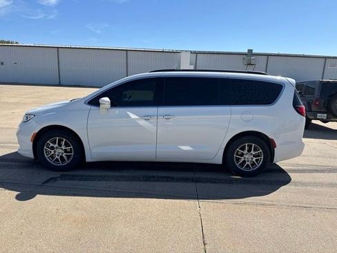 Used 2021 Chrysler Pacifica Touring w/ Uconnect Theater Family Group FWD image 5