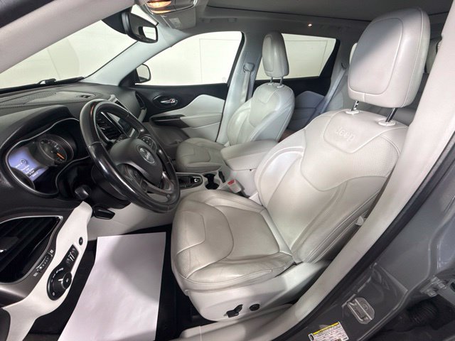Used 2019 Jeep Cherokee Limited w/ Luxury Group AWD/4WD image 16