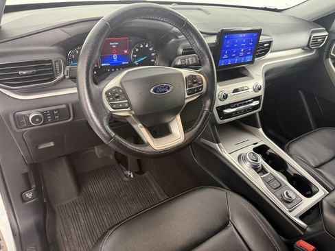 Used 2021 Ford Explorer XLT w/ Equipment Group 202A AWD/4WD image 17