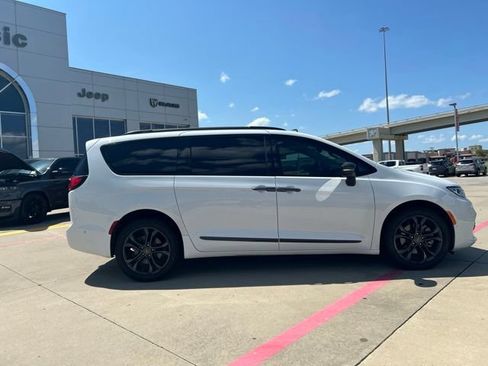 Used 2023 Chrysler Pacifica Touring-L w/ Road Tripper Package AWD/4WD image 16
