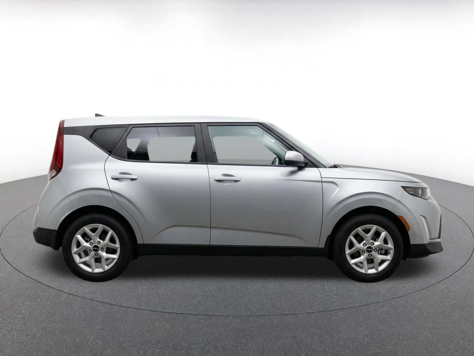 Used 2025 Kia Soul LX w/ LX Technology Package FWD image 9