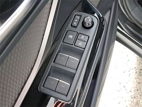 Used 2022 Toyota C-HR Limited image 22